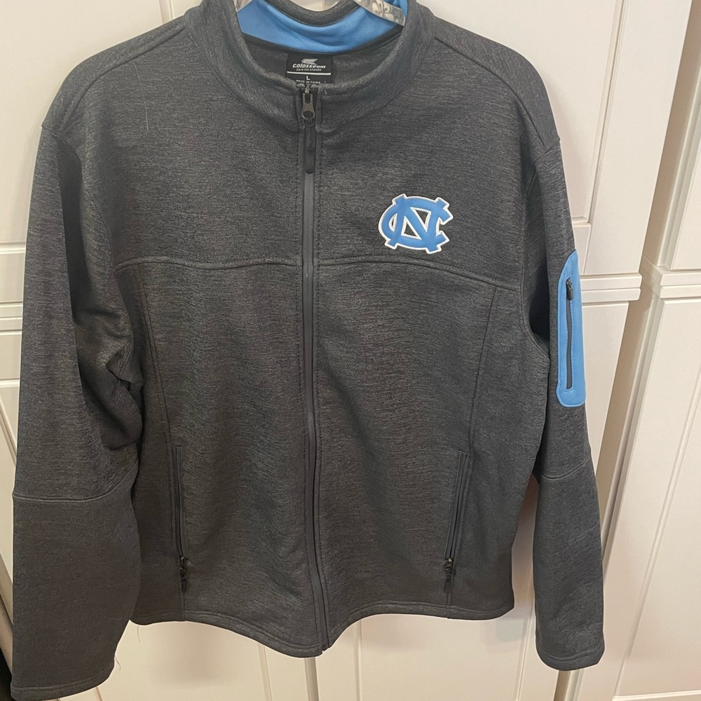 Colosseum Men’s North Carolina Gray and Blue Jacket, size L